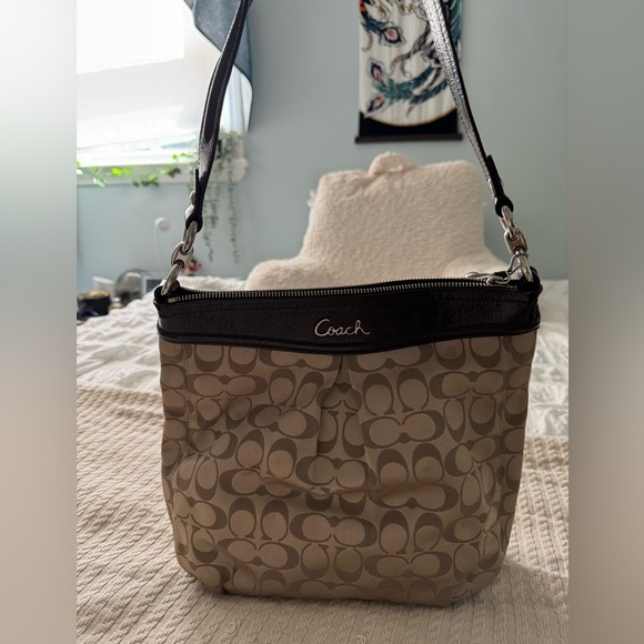 GORGEOUS VINTAGE Coach tote bag. Perfect for business or everyday. - Picture 2 of 4